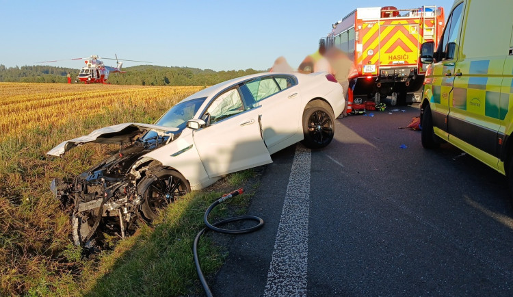 Dva senioři zahynuli při střetu dvou osobáků. Řidič Hyundai nedal přednost BMW, které jelo po hlavní