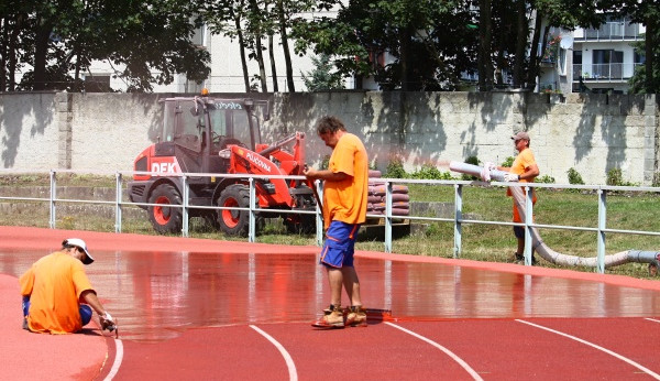 Atletický stadion v Turnově má nový povrch, dnes a zítra ho čeká lajnování drah