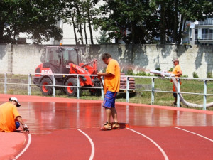 Atletický stadion v Turnově má nový povrch, dnes a zítra ho čeká lajnování drah