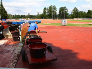 Atletický stadion v Turnově má nový povrch, dnes a zítra ho čeká lajnování drah