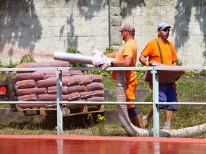 Atletický stadion v Turnově má nový povrch, dnes a zítra ho čeká lajnování drah