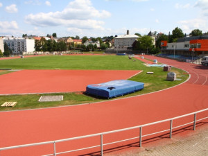 Atletický stadion v Turnově má nový povrch, dnes a zítra ho čeká lajnování drah