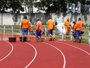 Atletický stadion v Turnově má nový povrch, dnes a zítra ho čeká lajnování drah