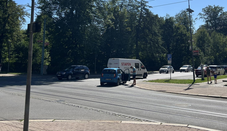 Superb nedal u muzea přednost, způsobil nehodu a ujel. Policii ale díky všímavosti ostatních řidičů neunikne