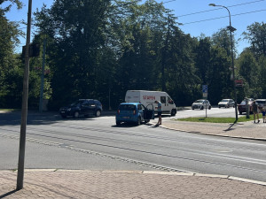 Superb nedal u muzea přednost, způsobil nehodu a ujel. Policii ale díky všímavosti ostatních řidičů neunikne