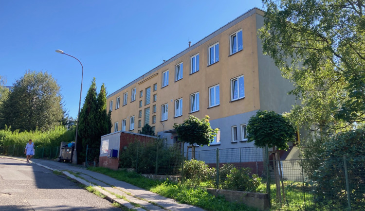 Liberecká nemocnice hledá firmu na opravu dětské psychiatrie.