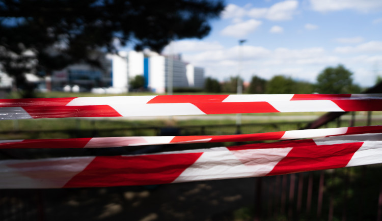 Lidé se stěžovali na hnilobný zápach. Policisté pak v křoví u domu našli lidské tělo ve značném stavu rozkladu