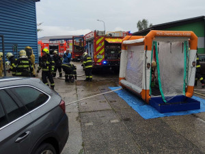 V Jablonci vytekla z barelu na korbě náklaďáku kyselina dusičná. Zasahují hasiči