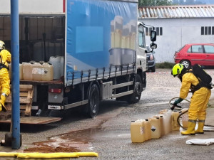 V Jablonci vytekla z barelu na korbě náklaďáku kyselina dusičná. Zasahovali hasiči