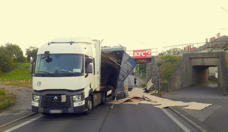 Další kamion se nevešel pod nechvalně proslulou klatovskou gilotinu a zdemoloval si návěs