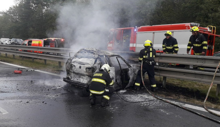 V hořícím osobáku zahynula jedna osoba po střetu s kamionem na dálnici D5. Spolujezdkyně utrpěla těžké popáleniny