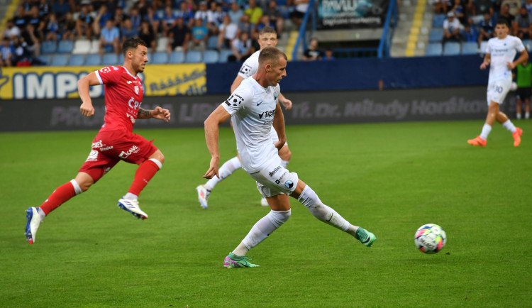 Výhra o tři góly i chycená penalta. Zápas Slovanu s Pardubicemi bavil