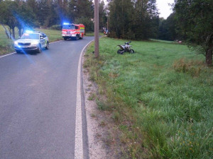 Teprve šestnáctiletý motocyklista jel moc rychle a havaroval. I se spolujezdcem skončili v nemocnici