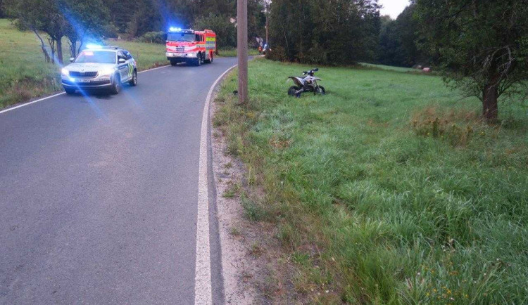 Teprve šestnáctiletý motocyklista jel moc rychle a havaroval. I se spolujezdcem skončili v nemocnici