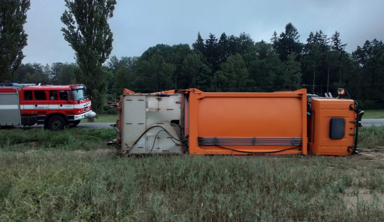 Nehody se nevyhýbají ani popelářům. Jejich vůz skončil v Pavlínově na boku, dva lidé se zranili