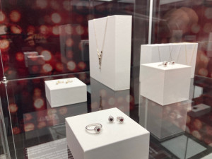 V Liebiegově paláci začala výstava šperků s českým granátem. Doplní ji přednášky, přehlídka i šperkařské dílny