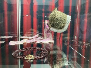 V Liebiegově paláci začala výstava šperků s českým granátem. Doplní ji přednášky, přehlídka i šperkařské dílny