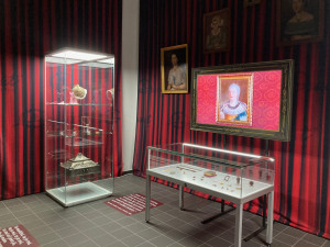 V Liebiegově paláci začala výstava šperků s českým granátem. Doplní ji přednášky, přehlídka i šperkařské dílny