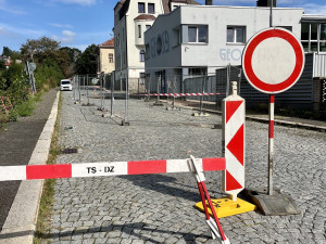 Po silném dešti se v Jablonci propadla část silnice v Souběžné ulici