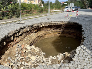 Po silném dešti se v Jablonci propadla část silnice v Souběžné ulici