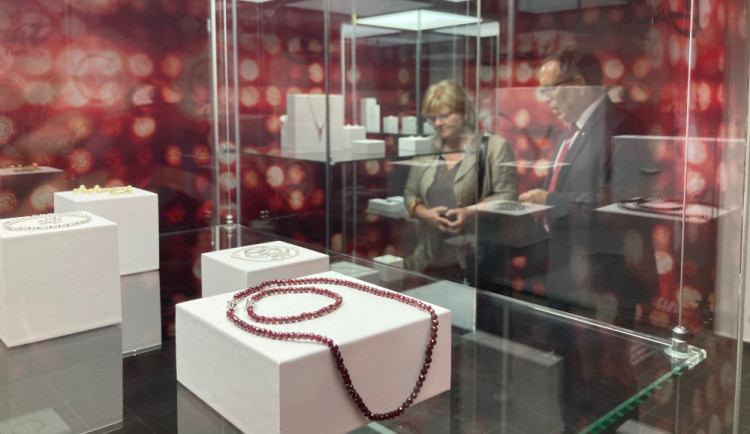 V Liebiegově paláci začala třítýdenní výstava šperků s českým granátem.