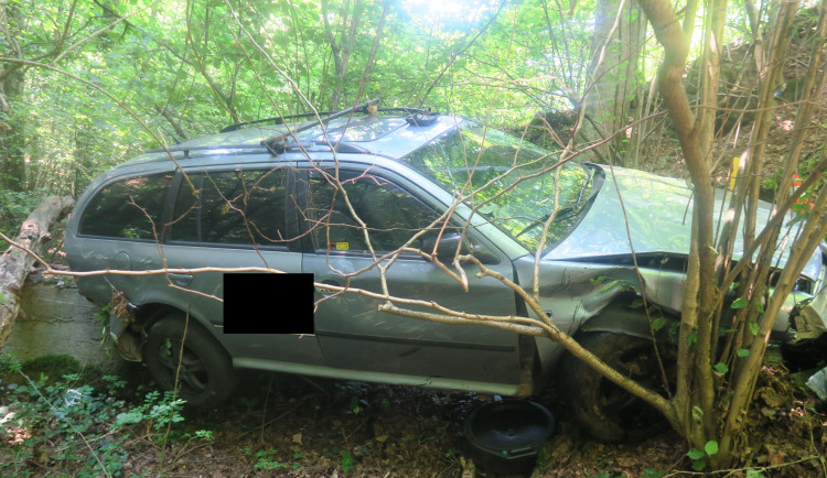 Taxikář uhýbal autu v protisměru a spadl ze srázu. Policie hledá řidiče druhého auta, který z místa ujel