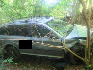 Taxikář uhýbal autu v protisměru a spadl ze srázu. Policie hledá řidiče druhého auta, který z místa ujel