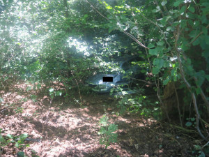 Taxikář uhýbal autu v protisměru a spadl ze srázu. Policie hledá řidiče druhého auta, který z místa ujel