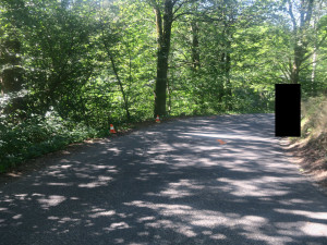 Taxikář uhýbal autu v protisměru a spadl ze srázu. Policie hledá řidiče druhého auta, který z místa ujel