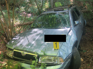 Taxikář uhýbal autu v protisměru a spadl ze srázu. Policie hledá řidiče druhého auta, který z místa ujel