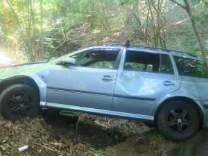 Taxikář uhýbal autu v protisměru a spadl ze srázu. Policie hledá řidiče druhého auta, který z místa ujel
