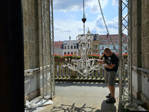 Balkon liberecké radnice zdobí křišťálový lustr Marie Terezie. Oslavuje 300 let svítidel na severu Čech