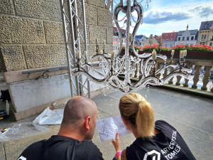 Balkon liberecké radnice zdobí křišťálový lustr Marie Terezie. Oslavuje 300 let svítidel na severu Čech