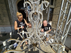 Balkon liberecké radnice zdobí křišťálový lustr Marie Terezie. Oslavuje 300 let svítidel na severu Čech