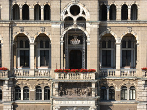 Balkon liberecké radnice zdobí křišťálový lustr Marie Terezie. Oslavuje 300 let svítidel na severu Čech