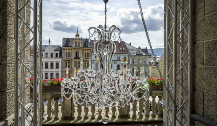 Balkon liberecké radnice zdobí křišťálový lustr Marie Terezie. Oslavuje 300 let svítidel na severu Čech