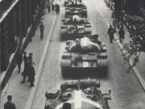 Iditě domoj. Tankům se před šestapadesáti lety postavily v ulicích Liberce stovky lidí