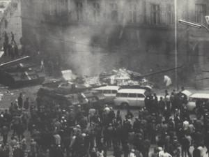 Iditě domoj. Tankům se před šestapadesáti lety postavily v ulicích Liberce stovky lidí