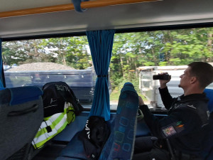 Řidiče kontroloval speciální policejní autobus. Policisté odhalili desítky přestupků