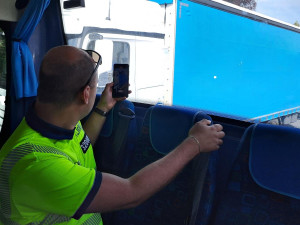 Řidiče kontroloval speciální policejní autobus. Policisté odhalili desítky přestupků