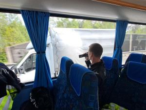 Řidiče kontroloval speciální policejní autobus. Policisté odhalili desítky přestupků