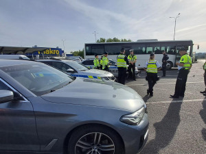 Řidiče kontroloval speciální policejní autobus. Policisté odhalili desítky přestupků