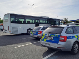Řidiče kontroloval speciální policejní autobus. Policisté odhalili desítky přestupků