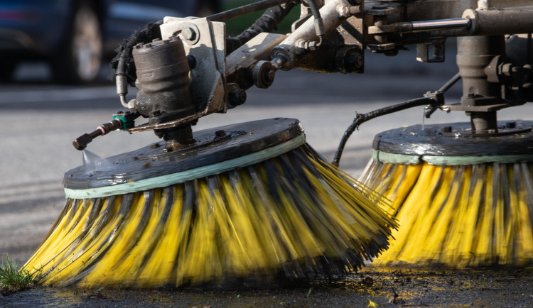 Česká Lípa podepsala smlouvy s firmami, které jí zajistí údržbu komunikací a zeleně