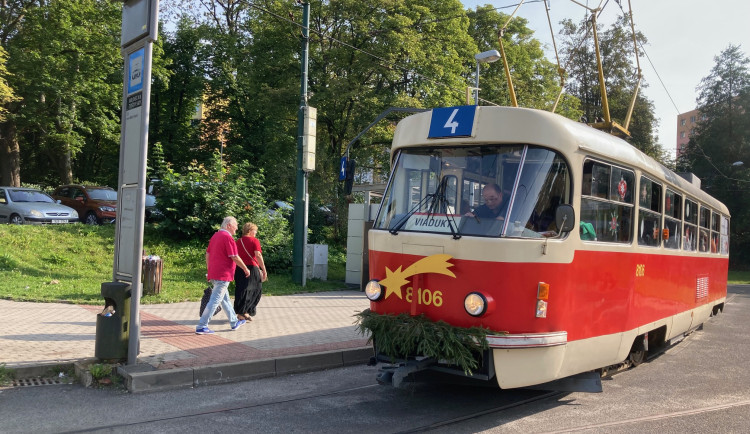 Mezi Libercem a Jabloncem jezdí vánoční tramvaj, příští týden bude vánoční atmosféru šířit na trase Liberec - Vratislavice