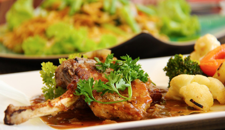 Děti z ekonomicky slabých rodin mohou opět obědvat ve školních jídelnách zdarma