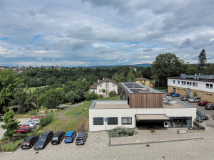 Turnov investuje do energetické soběstačnosti. Na dvou městských budovách zřídil fotovoltaické elektrárny