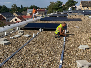 Turnov investuje do energetické soběstačnosti. Na dvou městských budovách zřídil fotovoltaické elektrárny
