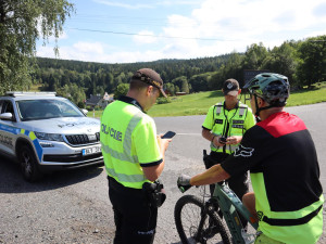 Policisté se zaměřili na cyklisty i to, jak je předjíždí auta. Deset jezdců bylo pod vlivem alkoholu nebo drog