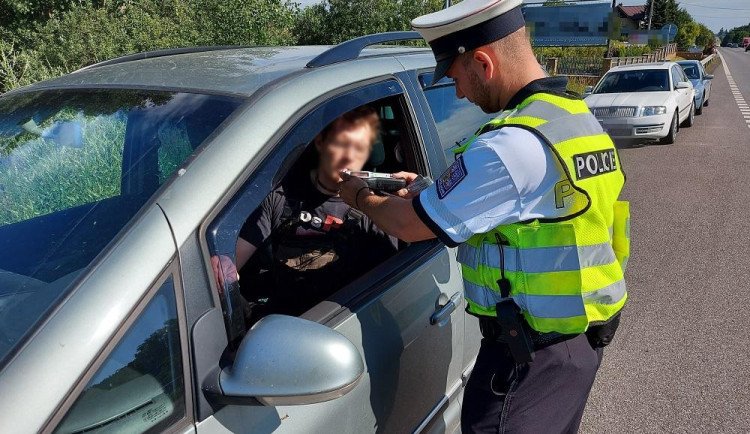 Konec prázdnin více zaměstná policisty. Řidičům dohlédnou na rychlost a pásy, školákům na správné přecházení